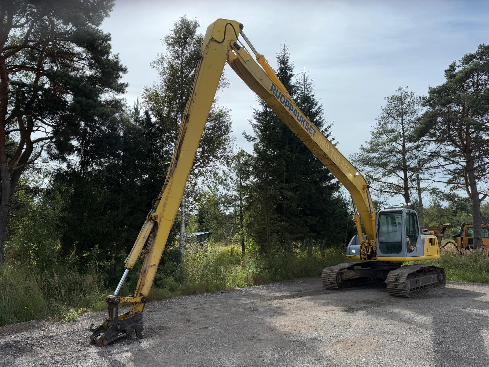New Holland E 215